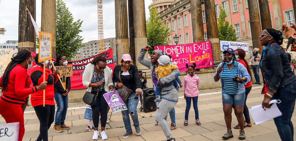 Frauen tanzen während der Kundgebung zum Auftakt der »Women in Exile«-Bustour gegen Lager und Rassismus