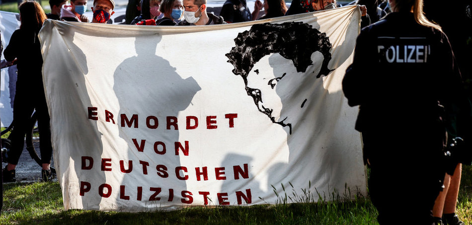 Transparent in Gedenken an Oury Jalloh bei einer Demonstration in Dessau 2020.