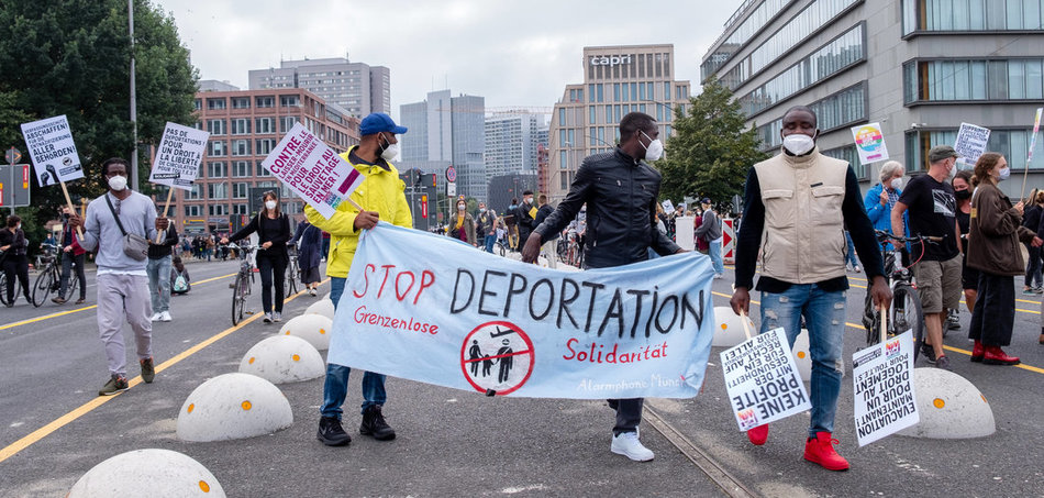 Protest gegen Abschiebungen an der Unteilbar-Demo 2021 in Berlin.